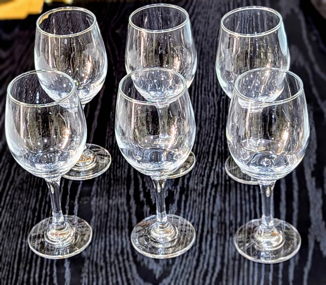 Set de 6 verres blancs à pied