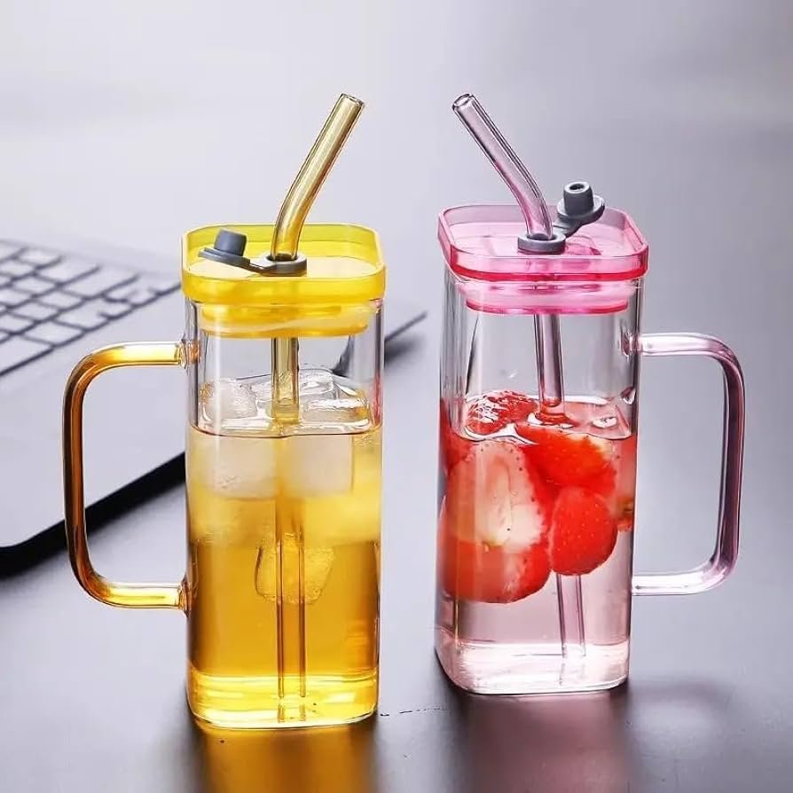 Tasse de jus en verre avec couvercle et paille