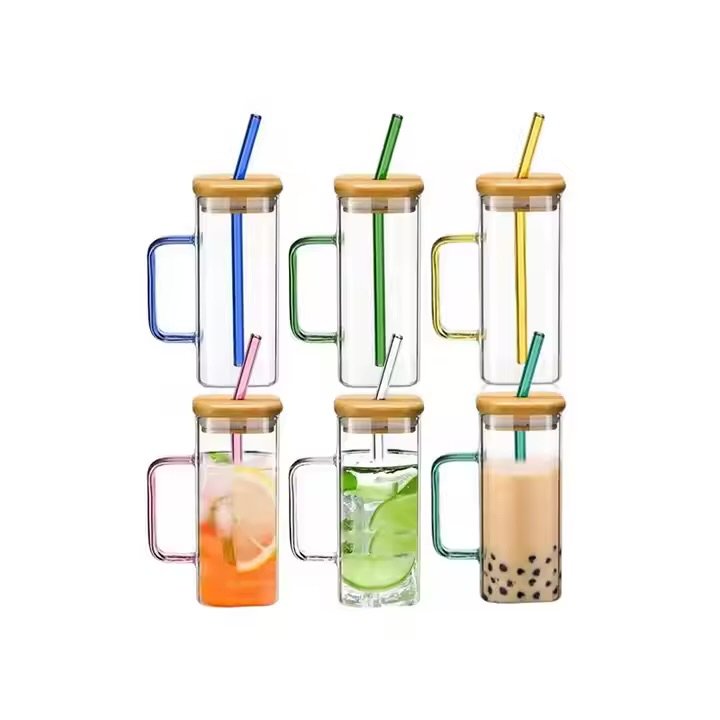 Tasse de jus en verre avec couvercle et paille