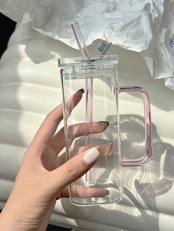 Tasse de jus en verre avec couvercle et paille