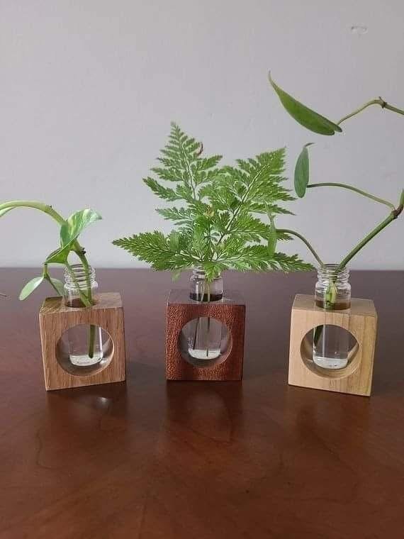 Vase en bois avec tube en verre