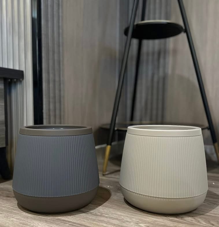 Cache pot en plastique