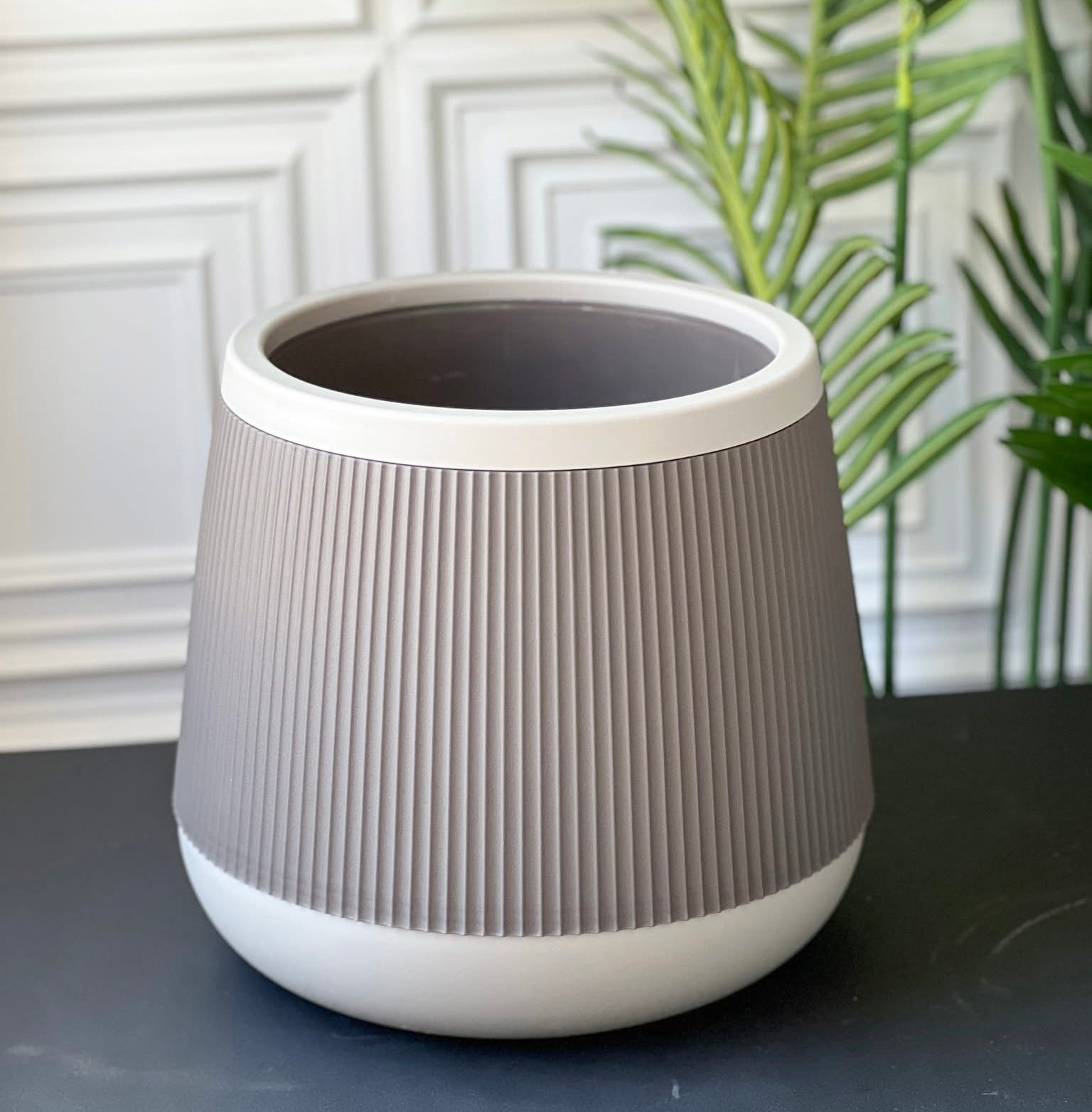 Cache pot en plastique