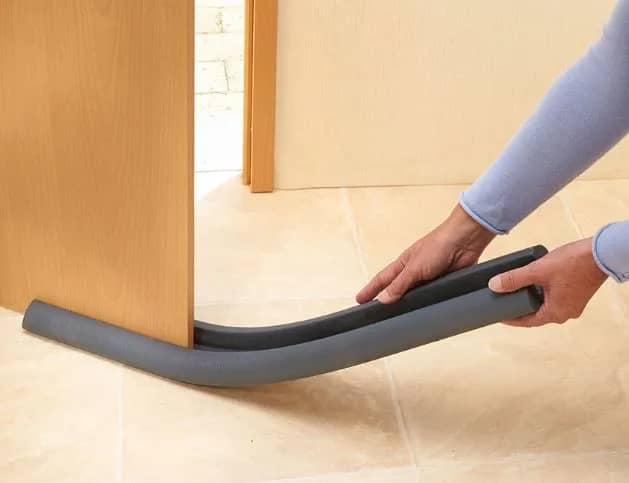 Bas de porte isolant