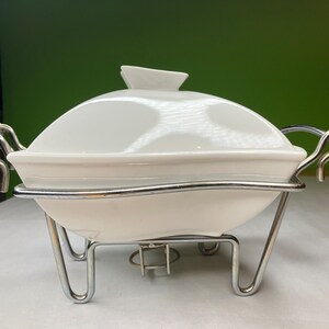 Plat de service avec couvercle - Porcelaine blanche & support chromé